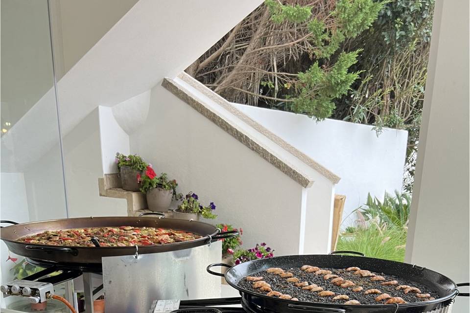 Arroz negro em várias paellas