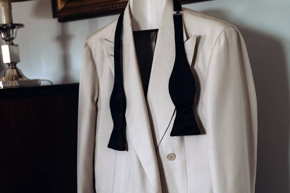 Casaco branco e laço preto, o