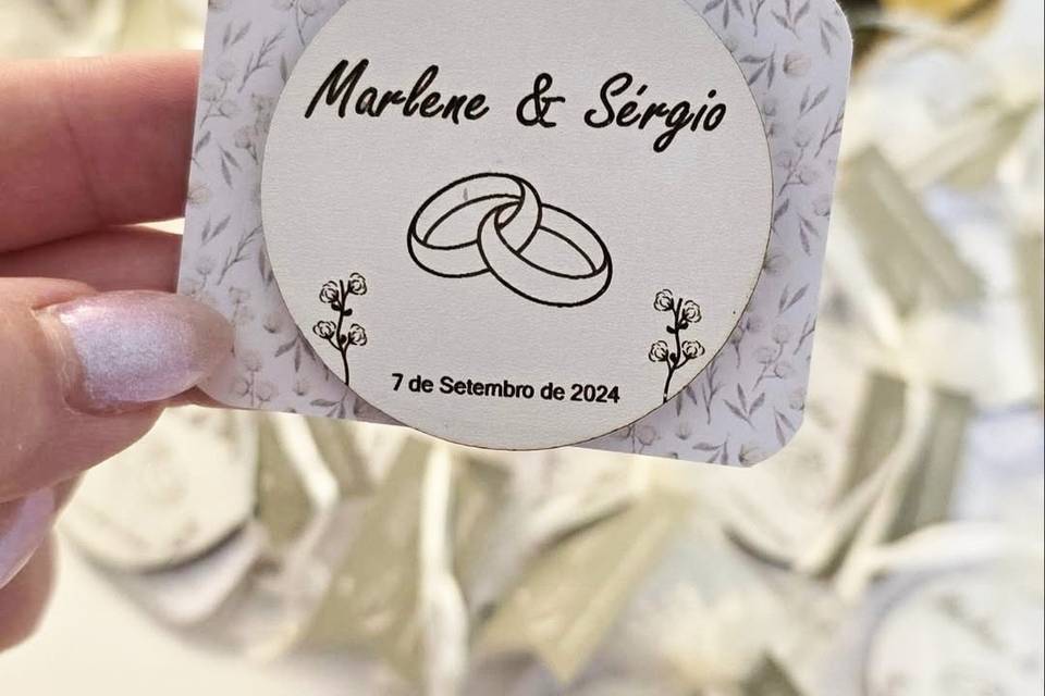 Lembrança gravada em madeira