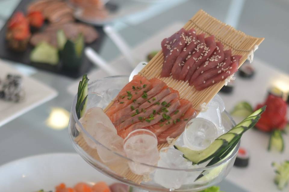 Mesa de sushi e sashimi