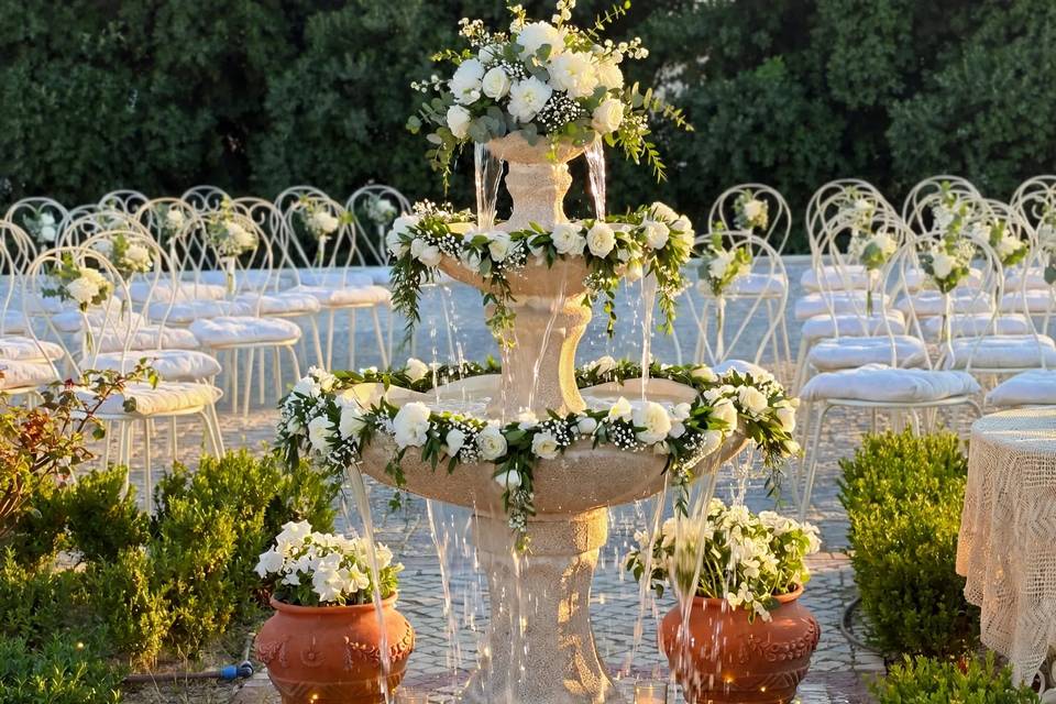 Intimate wedding by fountain