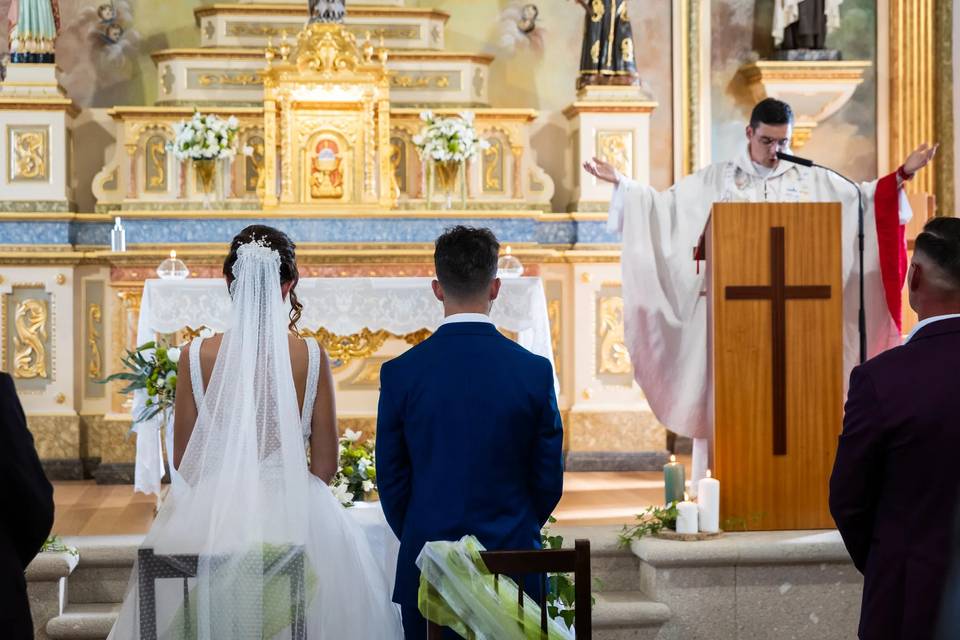 Noivos no altar, cerimónia