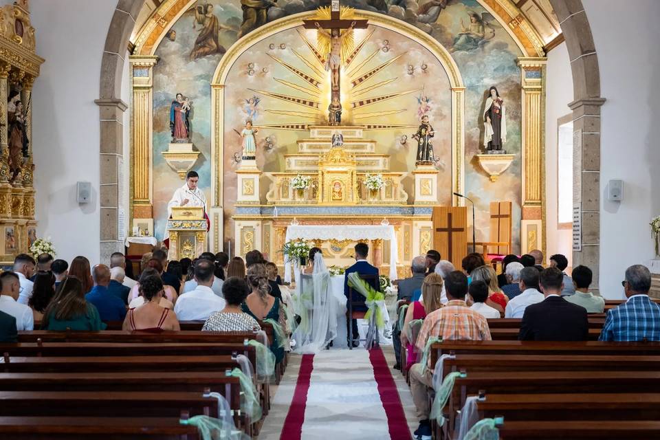 Igreja cheia na cerimónia