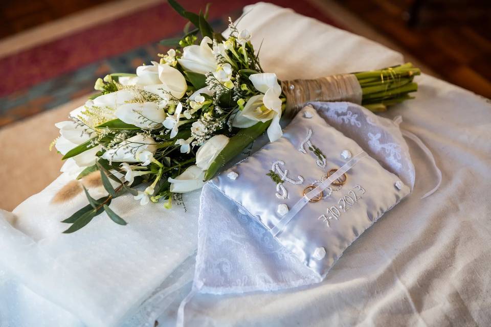 Bouquet e alianças