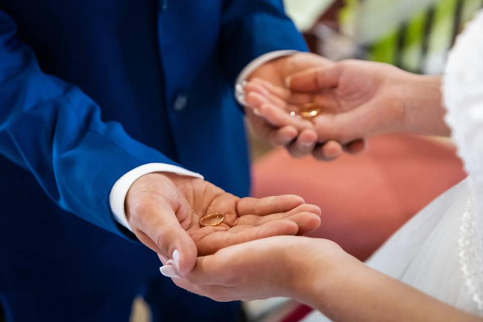 Mãos dos noivos e alianças