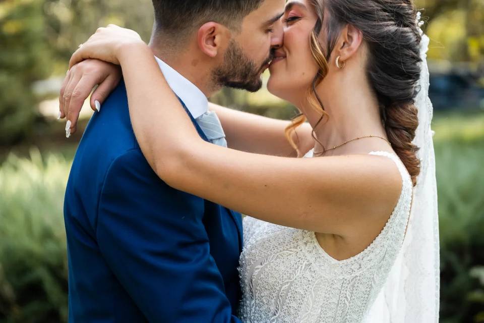 Beijo dos noivos no jardim