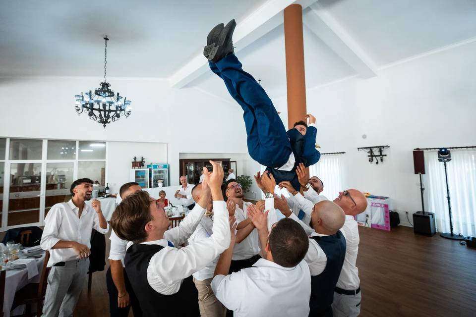 Festa: noivo atirado ao ar