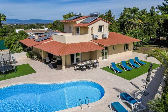 Exterior com piscina