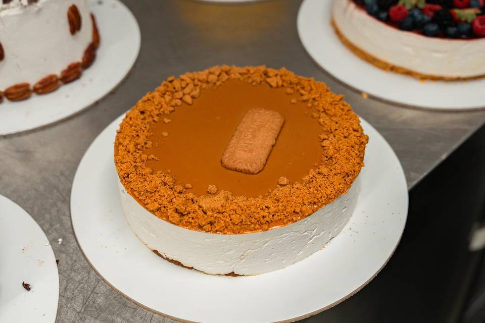 Preparação de mesa de bolos