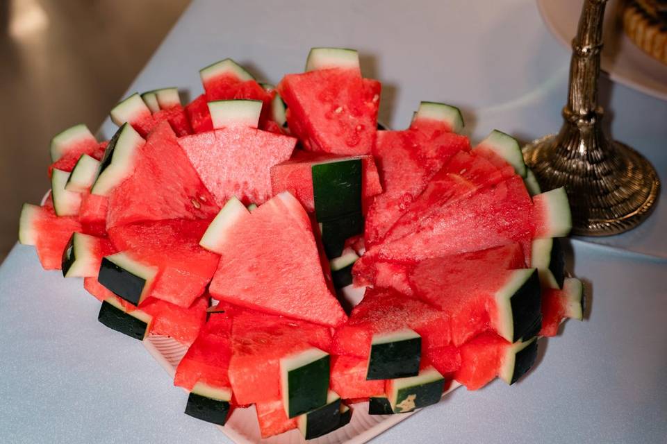 Preparação de mesa de bolos