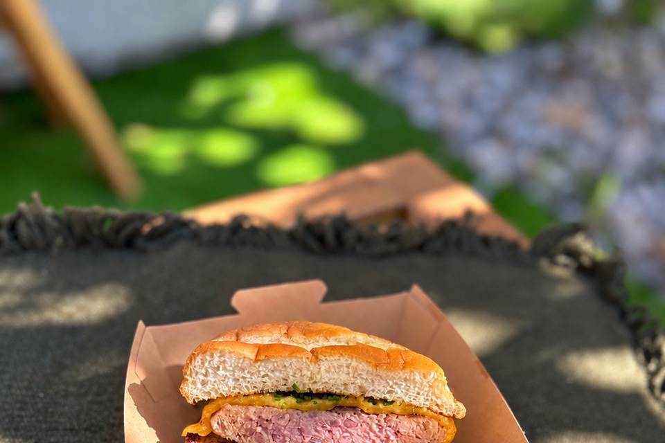 Burguer com molho cheddar