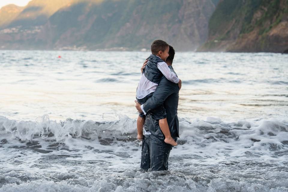 Ao colo, entre as ondas