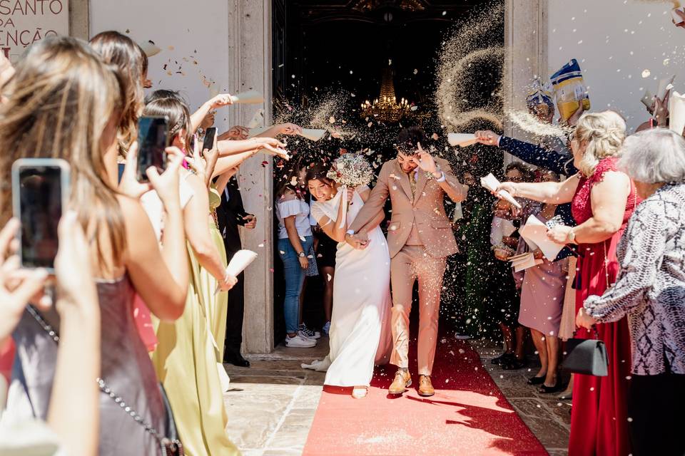 Saída dos noivos em celebração