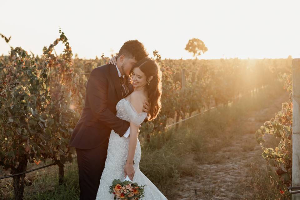 Noivos durante o pôr do sol