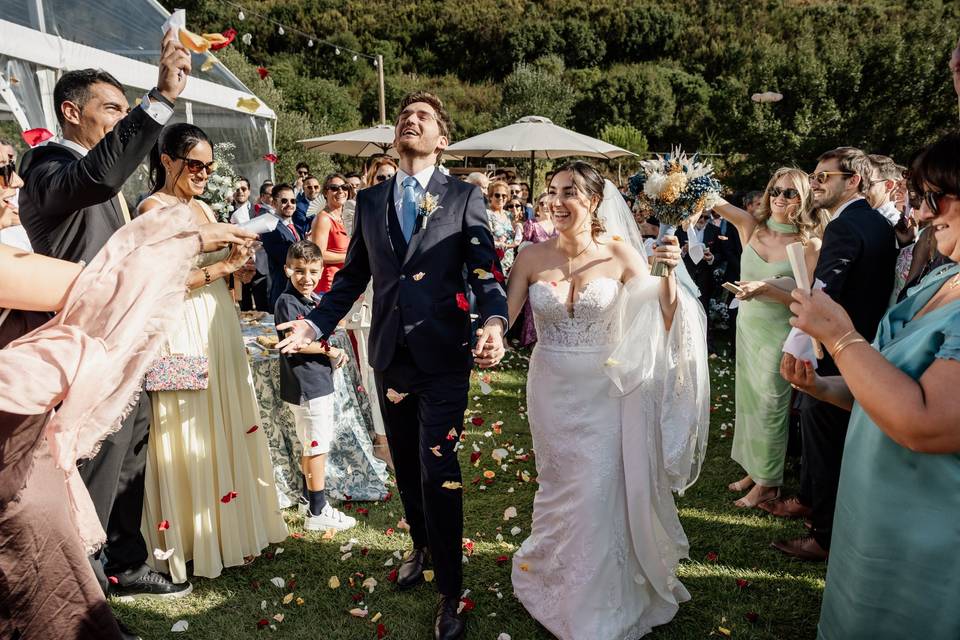 Saída dos noivos em festa