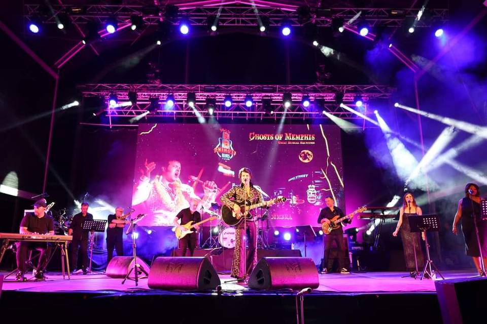 Com banda de 6 elementos