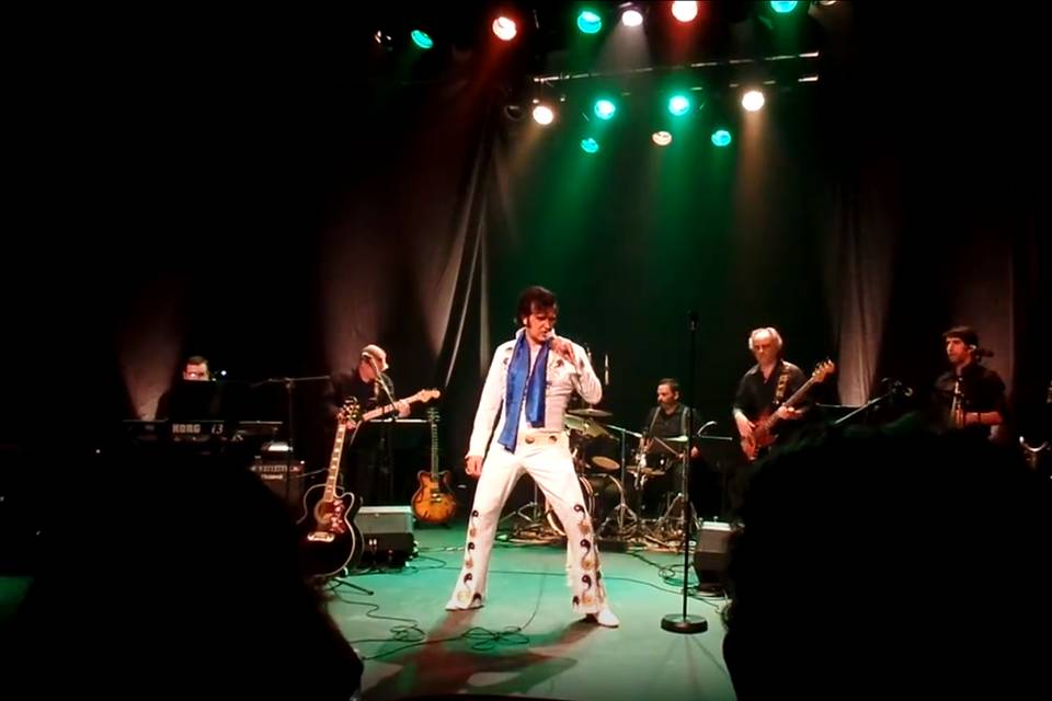 Com banda de 7 elementos