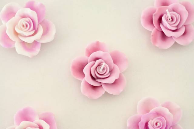 Em forma de flor.