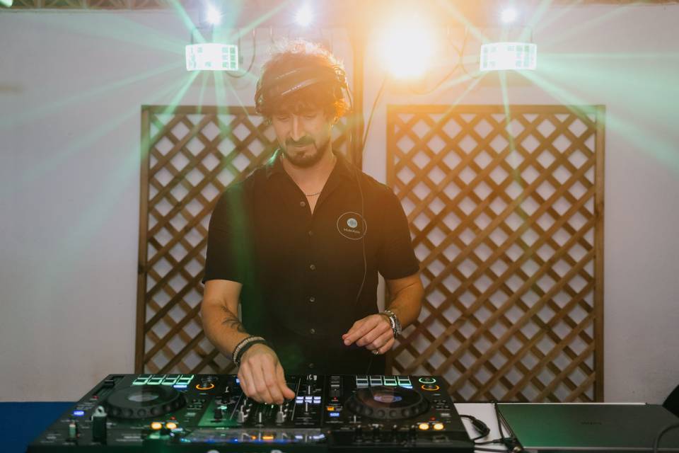 DJ