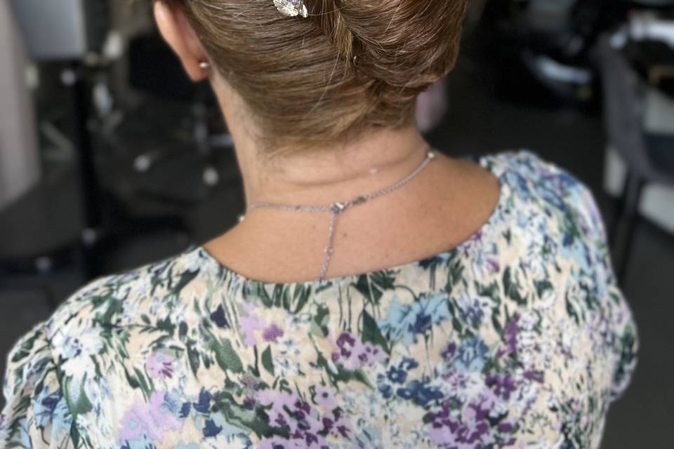 Penteado e acessórios disponív