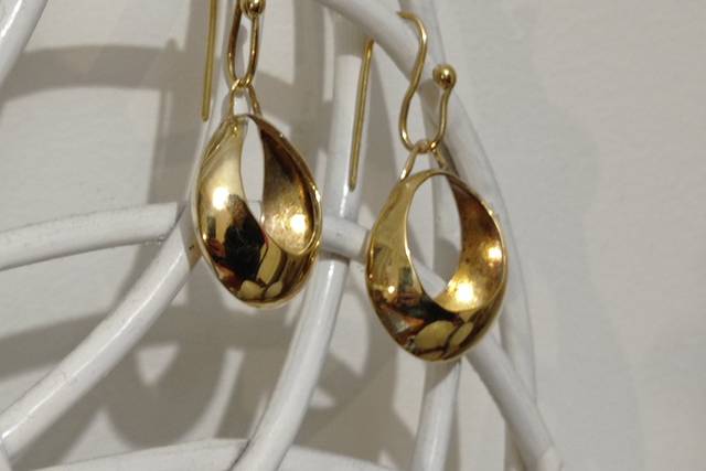 Brincos em latão