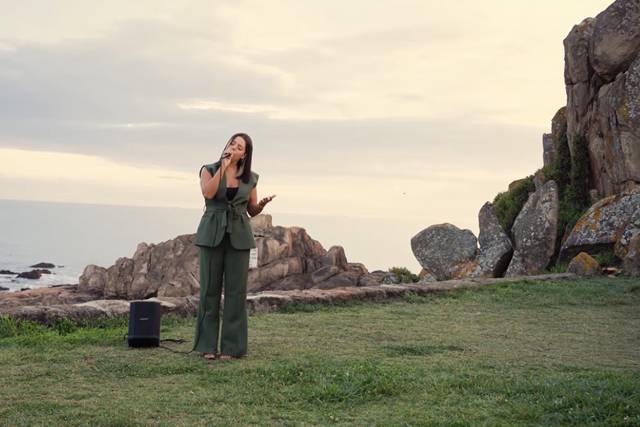 Carolina | Emotional Singer