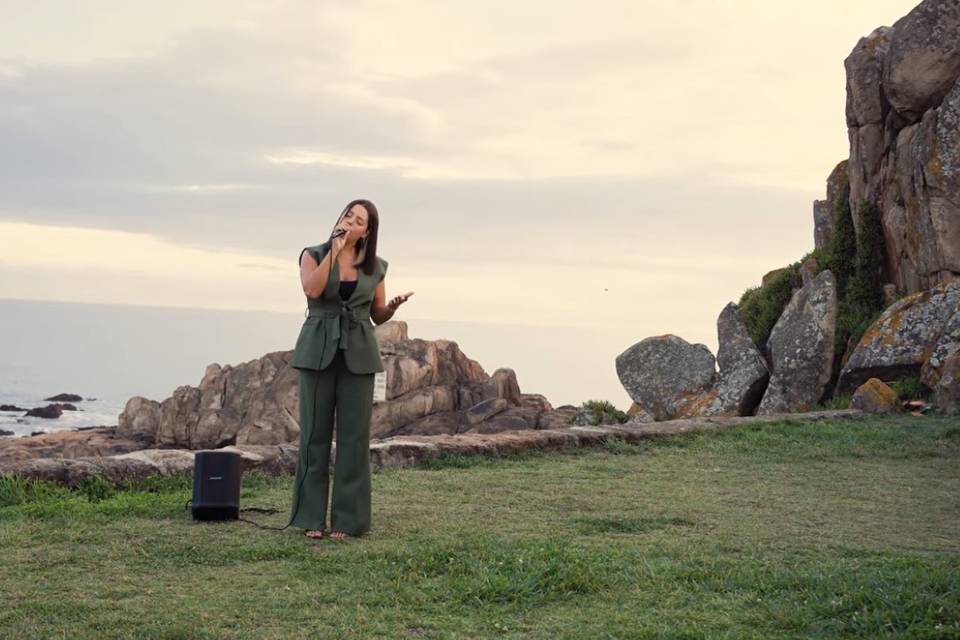 Carolina | Emotional Singer