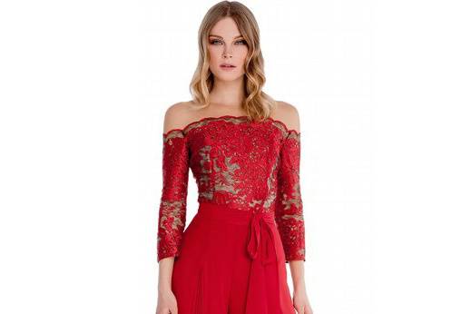 Mulher vestido vermelho vintage velho castelo linda princesa em