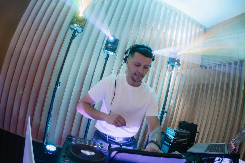 DJ JÚNIOR