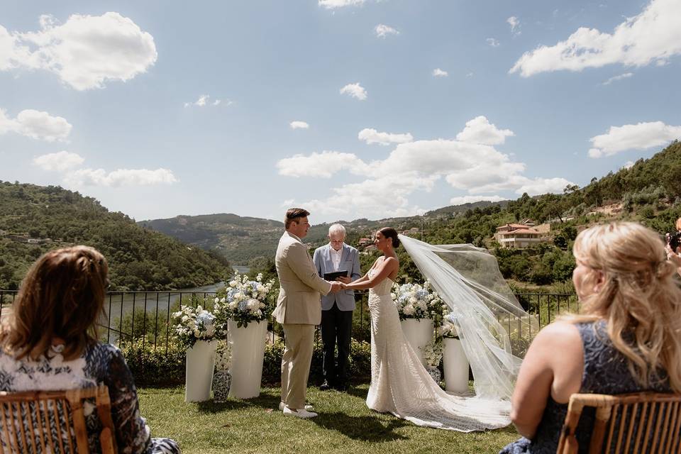 Wedding facing Douro River