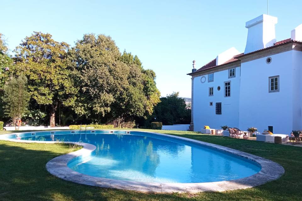 Piscina e jardins