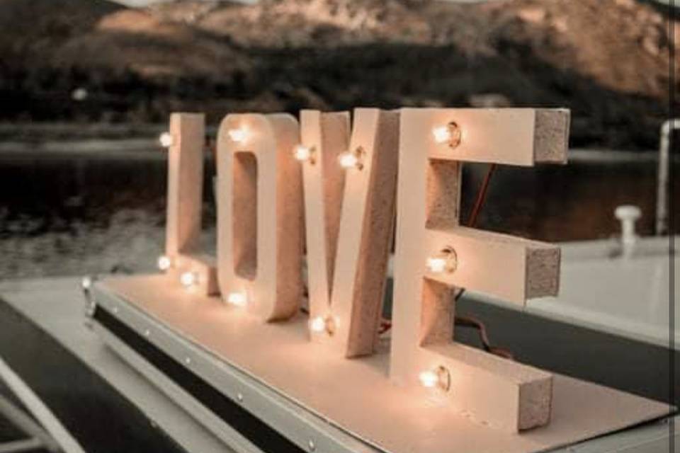 Letreiro “Love” de outra vista