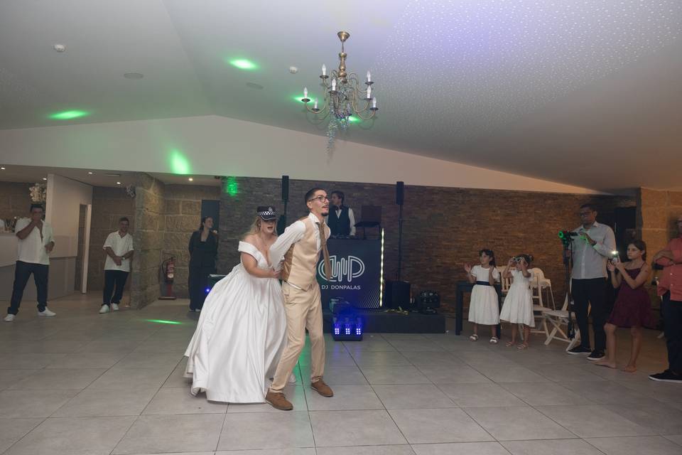 NOIVA E NOIVO DANÇANDO