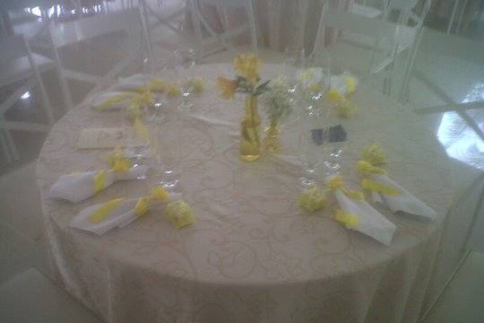 Mesa dos convivas amarelo