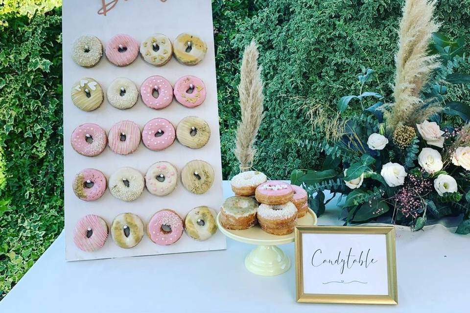 Donut Wall numa mesa de doces