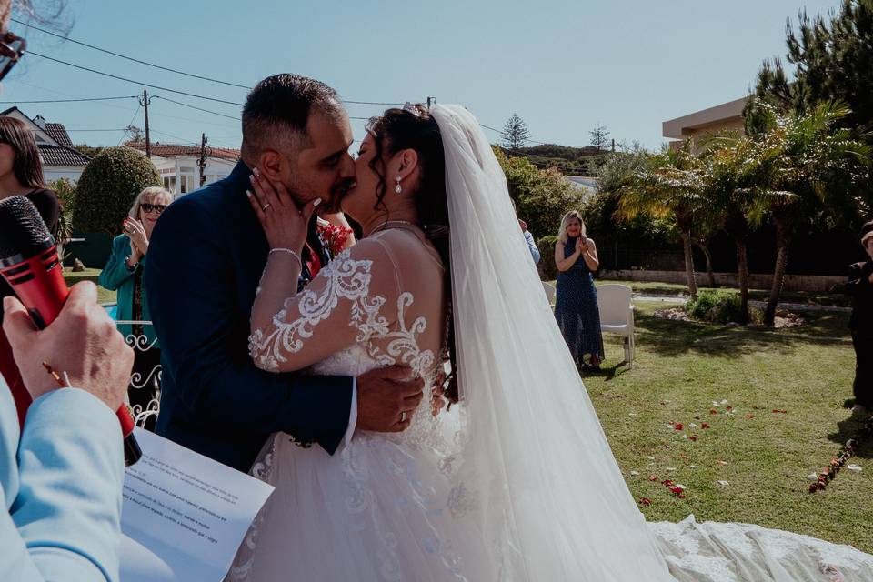 Foto do beijo do noivos