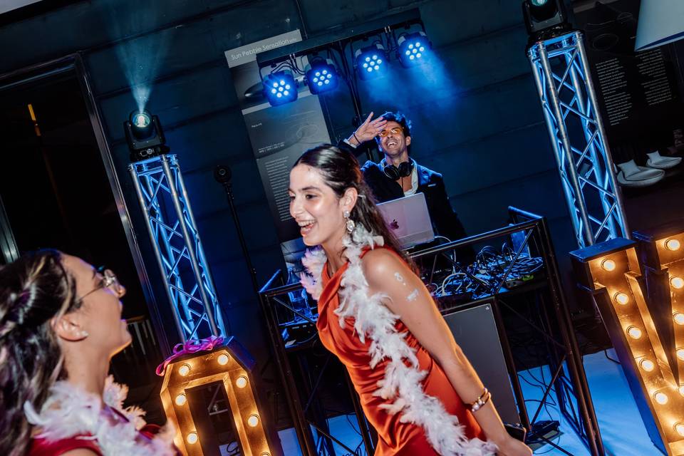 DJ c/ Luzes e LOVE sign