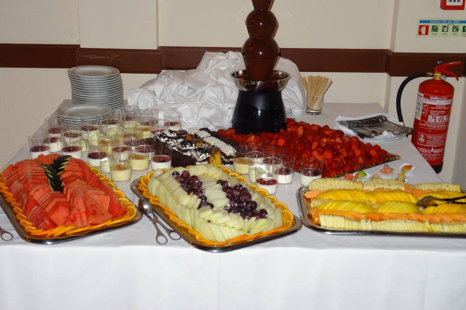 Buffet fruta com fonte chocolate