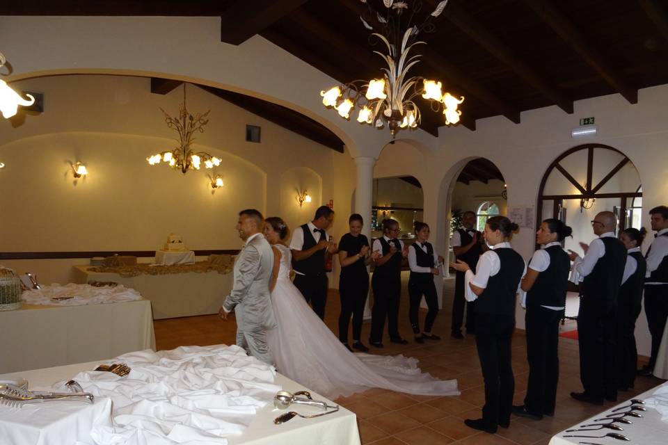 A entrada dos noivos no salão