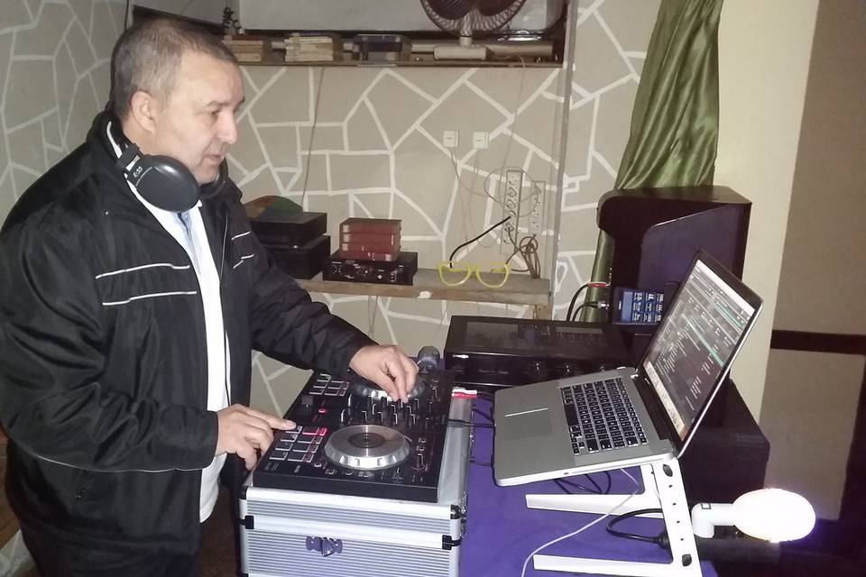 DJ In