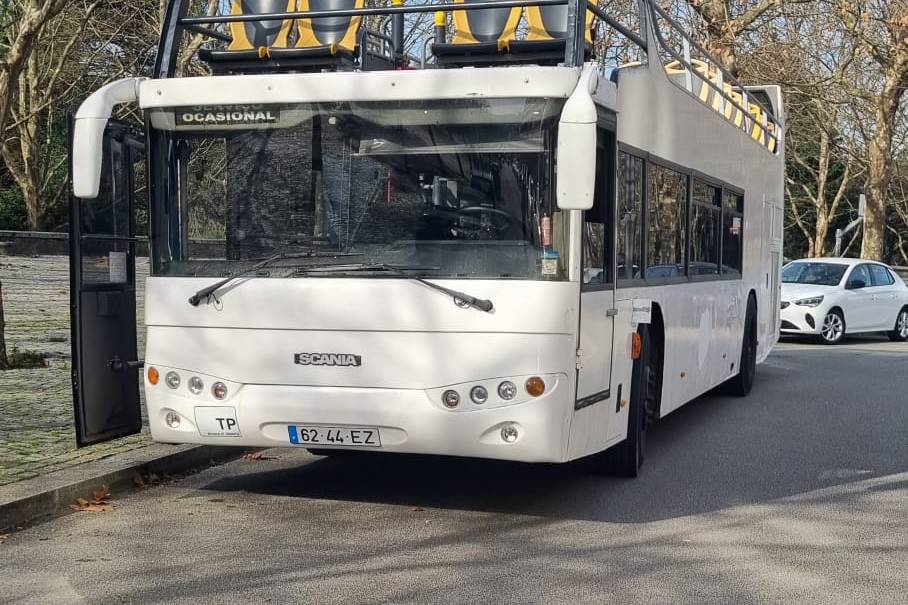 Autocarro descapotável branco