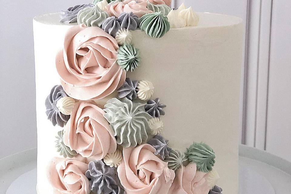 Bolo decorado com flores em bu
