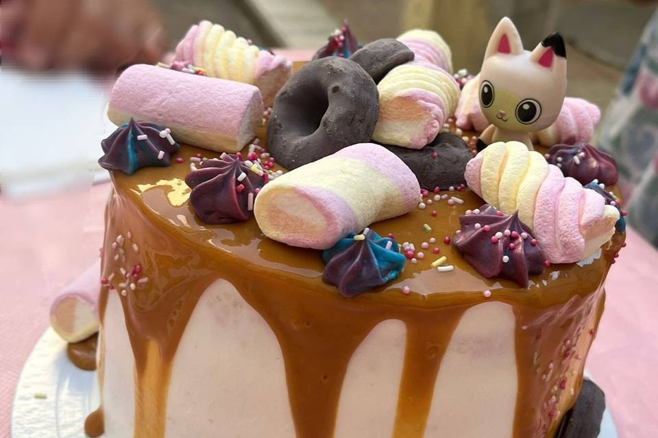 Bolo de frutas e chantilly