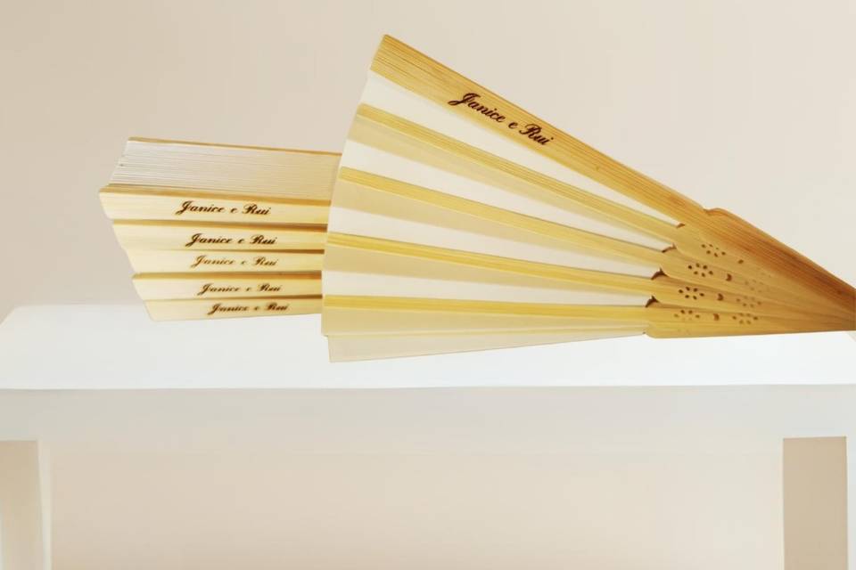 Leques com gravação a laser.