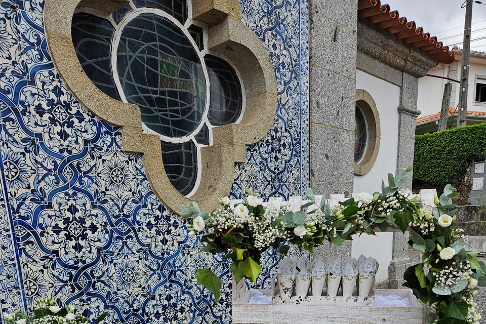 Decoração à porta da igreja