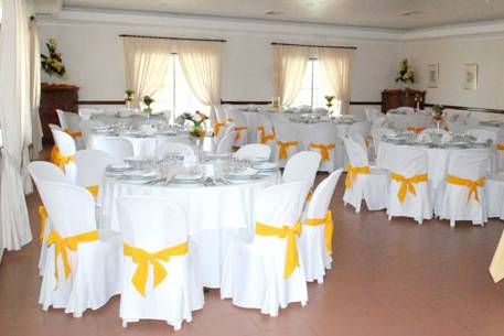 Decoração de mesas em branco e amarelo
