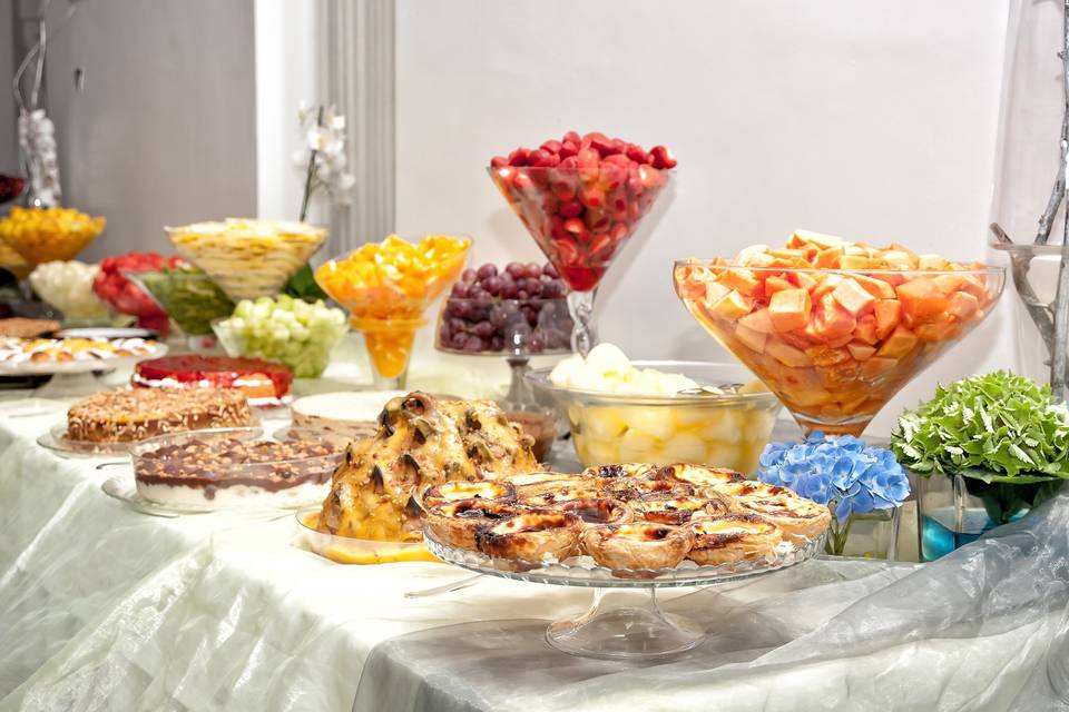 Buffet de doces e frutas