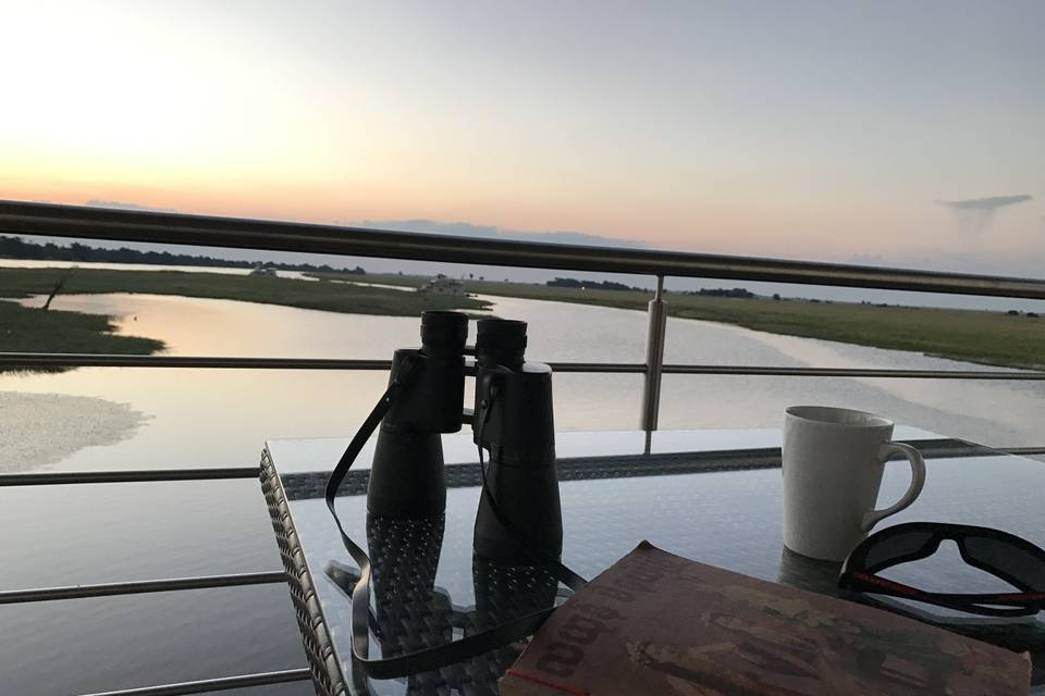 Um café com vista para o rio