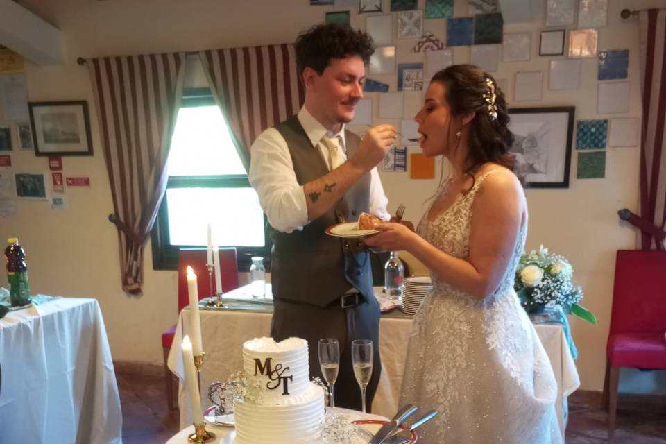 O esposo a dar o bolo