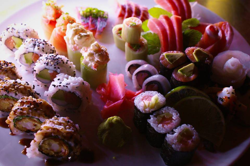 Variedade de sushi e sahimi